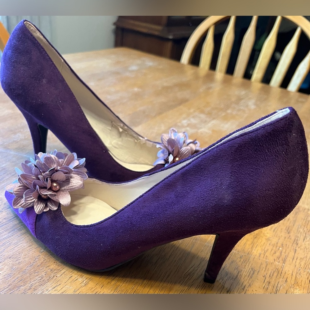 Andiamo Purple heels with flower.4 inch heel. Size 8 1/2